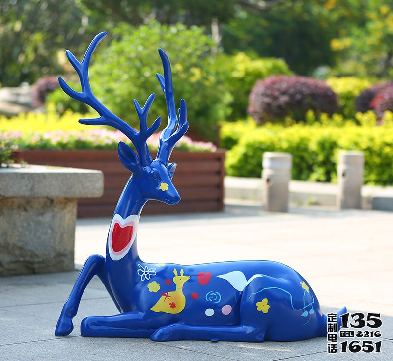 戶(hù)外街道大型景觀(guān)一只臥著的玻璃鋼藍(lán)色梅花鹿雕塑 戶(hù)外街道大型景觀(guān)一只臥著的玻璃鋼藍(lán)色梅花鹿雕塑